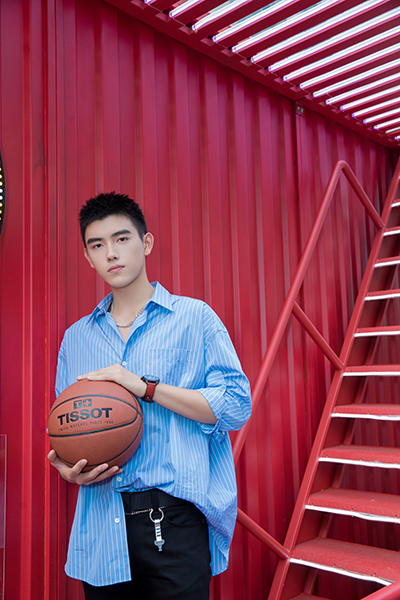 图8：TISSOT天梭表品牌挚友陈飞宇佩戴天梭速驰系列FIBA特别款腕表.jpg