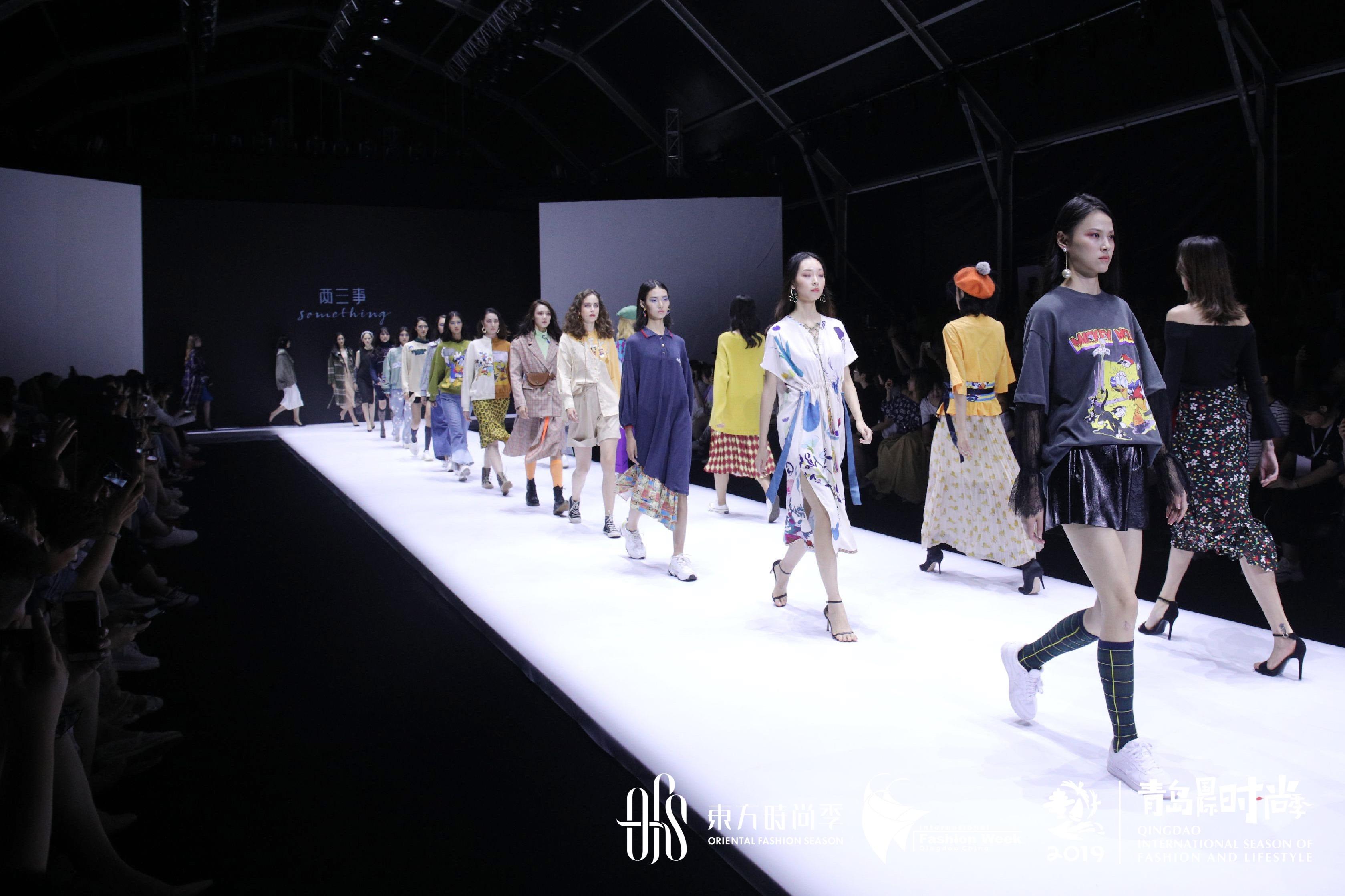 华人时尚网 www.huarenfashion.com两三事亮相[东方时尚季·第19届中国（青岛）国际时装周]